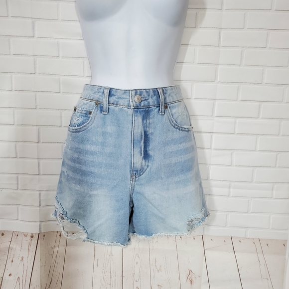 No Boundaries Light Wash Distressed Cut Off Shorts - Picture 5 of 10